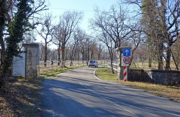 Lipiška obvoznica bi na tem mestu, pred lipiškimi vrati iz sežanske smeri in drevoredom, zavila levo proti Škibinom.  