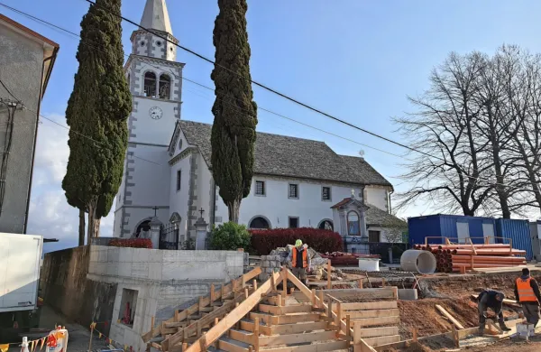 Po mnenju zavoda za varstvo kulturne dediščine je nov betonski 
zid (nad podpornim zidom) pred cerkvijo dovolj oblikovno diskreten in nevpadljiv.
