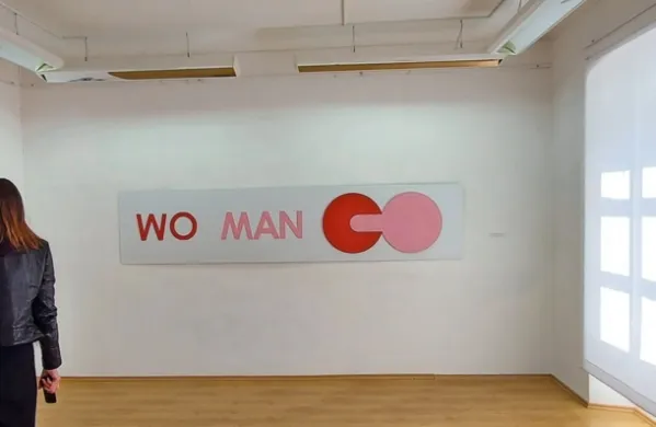  Tako v prvem nadstropju Lokarjeve galerije sobivajo dela, ki so jih ustvarile (z leve) Gordana Kuč, Hristina Zafirovska in Meta Šolar.