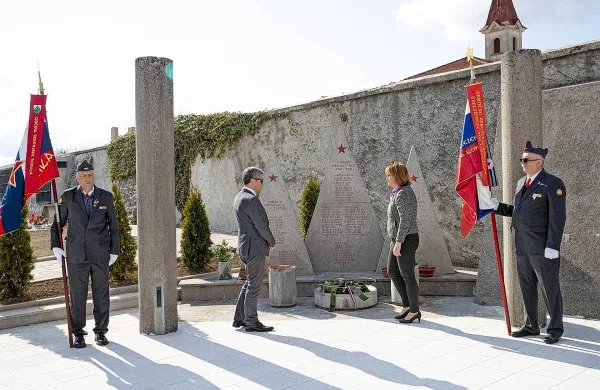 Župan   Igor Marentič je s predstavniki ZB  NOB Postojna položil 
venec na tri spominska obeležja v občini