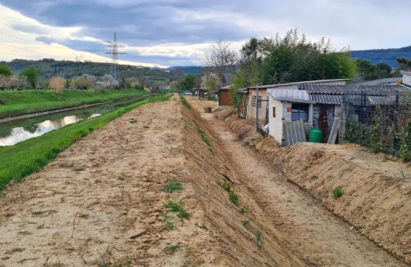 Sanacija odprtega odvodnega kanala je obsegala čiščenje in 
odstranitev dolgoletnih nanosov, sečnjo rastja in poglobitev 
struge kanala. 