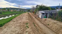 Sanacija odprtega odvodnega kanala je obsegala čiščenje in 
odstranitev dolgoletnih nanosov, sečnjo rastja in poglobitev 
struge kanala. 