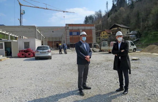 Generalni direktor Spar Slovenija David Kovačič (desno) in župan 
občine Cerkno Gašper Uršič sta  po ogledu gradbišča novega 
trgovskega centra napovedala otvoritev 19. avgusta..