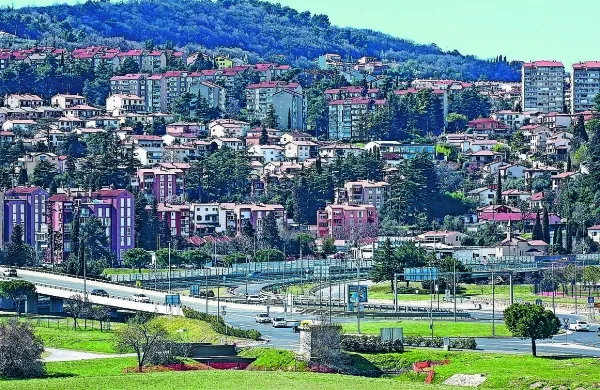 Krajani v iniciativi Novi Slavnik opozarjajo, da bi preobsežna 
pozidava območja Slavnikovih garaž povsem degradirala Semedelo.