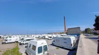 Pogled na parkirišče Argo minulo  nedeljo: s tem ko avtodomarji na plan povlečejo  mize s stoli in ležalnike, zasedajo dodatne parkirne 
površine. 