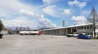 Tibovo cono zaokrožujejo: na desno so poslovni prostori in  prostori, ki jih urejajo, ter delavnice za najem,  na  levi pa  del nekdanjega 
Transportovega   terminala, ki je še vedno brez lastnika.

