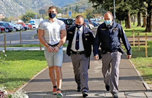 Obtoženi za poskus uboja maminega partnerja je v priporu od sredine lanskega decembra.