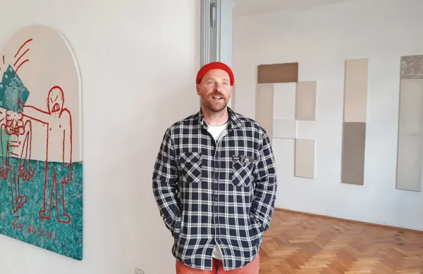Leon Zuodar med izvezeno “novo” sliko  in konceptualno inštalacijo Drip, ki je  čakala 17 let. 