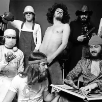 Buldožer leta 1975 v Zagrebu z Markom Brecljem v sredini