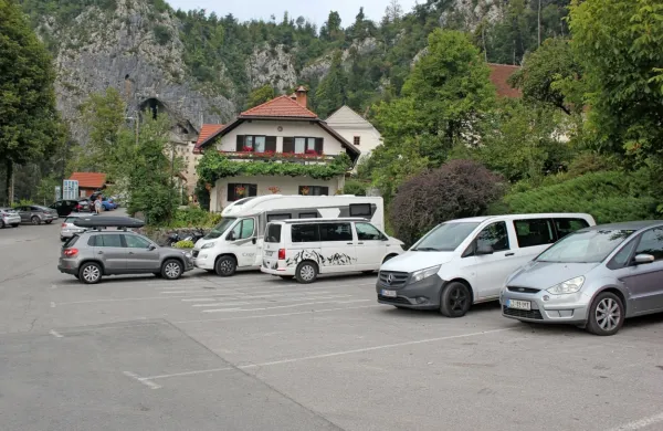 Asfaltirano parkirišče pred vhodom v predjamski grad je že leta premajhno za obiskovalce. Na novem, začasnem zelenem parkirišču 
v  bližini bo prostor za 107 osebnih vozil. 

