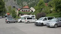 Asfaltirano parkirišče pred vhodom v predjamski grad je že leta premajhno za obiskovalce. Na novem, začasnem zelenem parkirišču 
v  bližini bo prostor za 107 osebnih vozil. 

