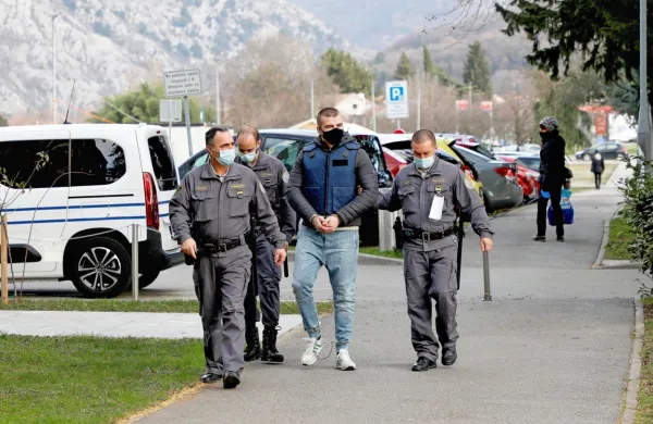 Jasmin Suljić trdi, da se spomni le prvega vboda z nožem, nato pa 
ničesar več.