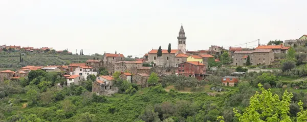 Panorama Krkavč, v ozadju je sosednji Sv. Peter. (foto: Tomaž 
Primožič/FPA)