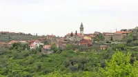 Panorama Krkavč, v ozadju je sosednji Sv. Peter. (foto: Tomaž 
Primožič/FPA)