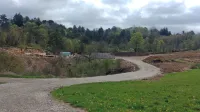 Območje, kjer sta podjetje  CPK in krajan po ugotovitvah okoljske inšpekcije nezakonito odlagala gradbeni material.   