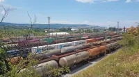 Po prvotni obtožbi je tožilstvo obtoženim očitalo, da so iz tovornih 
vagonov ukradli različno blago, vredno 40.000 evrov. 