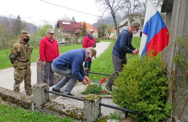 Ob spomeniku padlim med NOB v Zakojci - spredaj Ermin Oblak, 
čepi Jože Jeram.