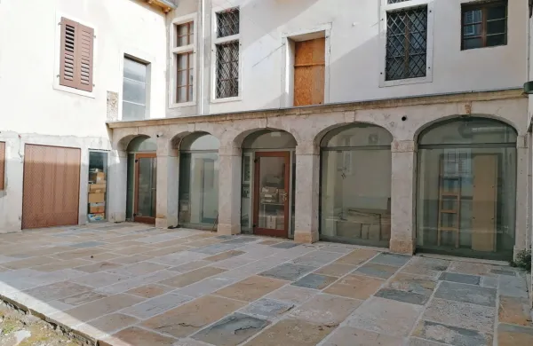 V stavbi, ki je med domačini znana kot “Borilnica”, bo našel prostor Center za beneško zgodovino in kulturno dediščino ZRS Koper.
