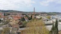 Čeprav so nov hram kulture v predlogu OPN snovali na lokaciji  
sedanjega  kulturnega doma, v občini zdaj  prisegajo na to območje, češ da je blizu prireditvenega  prostora na Lonki in 
promenade. 