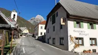 Malo ali nič upanja ni, da bi dediče obravnavali drugače, kot 
vikendaše od drugje, ki so hiše na Bovškem kupili.  