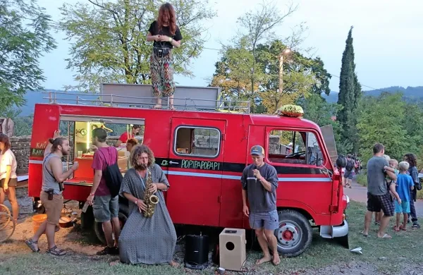  Nastopajoče bo prevažalo  retro gasilsko vozilo, ki je že predlani popestrilo festival  Plavajoči grad. 