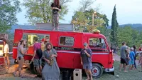  Nastopajoče bo prevažalo  retro gasilsko vozilo, ki je že predlani popestrilo festival  Plavajoči grad. 