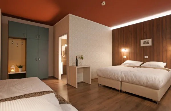 V najstarejšem hotelu v Postojni so med prenovo med drugim zamenjali vse sijalke z varčnimi, na 
novo vgrajena toplotna črpalka pa poleti hkrati hladi hotel in ogreva vodo.