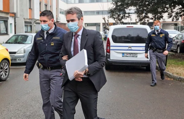  Poslovnež Sergej Racman   je po lanski   deportaciji  iz Kanade še v 
koprskem priporu.  
