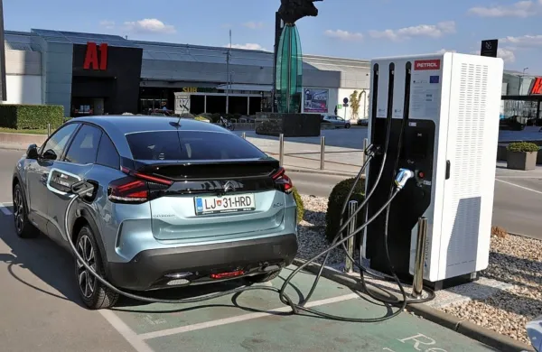 Na običajni vtičnici je moč polnjenja 11 kW, na specializirani z 
enosmernim tokom pa do 100 kW.