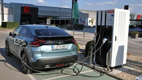 Na običajni vtičnici je moč polnjenja 11 kW, na specializirani z 
enosmernim tokom pa do 100 kW.