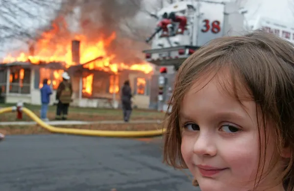 Podoba štiriletne Zoë Roth z zloveščim nasmeškom in z gorečo 
hišo v ozadju je po objavi na spletu zaživela svoje življenje in 
postala meme Disaster Girl. 