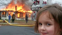 Podoba štiriletne Zoë Roth z zloveščim nasmeškom in z gorečo 
hišo v ozadju je po objavi na spletu zaživela svoje življenje in 
postala meme Disaster Girl. 