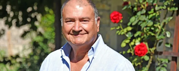 Naslovnico svoje knjige je Milan Bufon posvetil podeželankam, saj 
so, kot pravi, same nosile “več  kot pregovorne tri hišne vogale”.