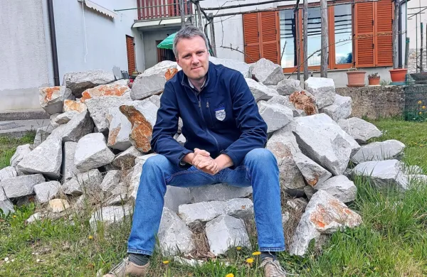 Primož Sturman je prva tri desetletja preživel na rodnem Tržaškem, leta 2010 pa se je preselil    v kraško vasico Brje pri Koprivi.  