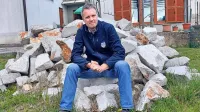 Primož Sturman je prva tri desetletja preživel na rodnem Tržaškem, leta 2010 pa se je preselil    v kraško vasico Brje pri Koprivi.  