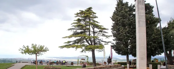 V Marezigah stoji spomenik, ki je posvečen tako žrtvam marežganskega upora kot žrtvam druge svetovne vojne.