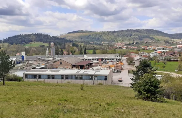 Kjer je nekoč imel proizvodnjo Javor, danes raste industrijska cona z več podjetji.