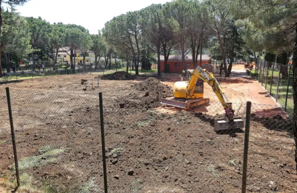 Zemljišče, na katerem so bila teniška igrišča, je zavzela težka 
mehanizacija. Na njem bodo posadili travo in ga poleti  po potrebi 
namenili   parkiranju hotelskih gostov. 