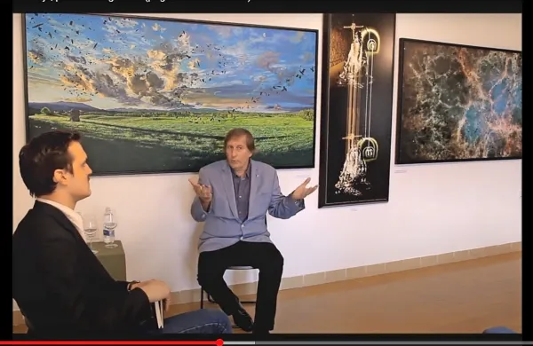Darko Slavec  med spletnim pogovorom z Miho Eričem (levo), vodjo izolske galerije Salsaverde.    
