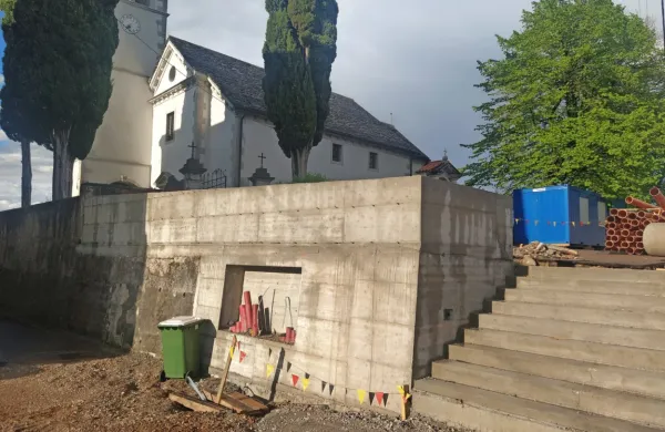 Zavod za varstvo kulturne dediščine nasprotuje dodajanju novih 
elementov na trg,  domačini odgovarjajo, da je nov element beton.