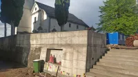 Zavod za varstvo kulturne dediščine nasprotuje dodajanju novih 
elementov na trg,  domačini odgovarjajo, da je nov element beton.