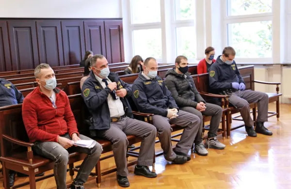 Giacomo Pappalardo (levo) in Mario Piacente (drugi z desne) sta v priporu od sredine oktobra 
lani.