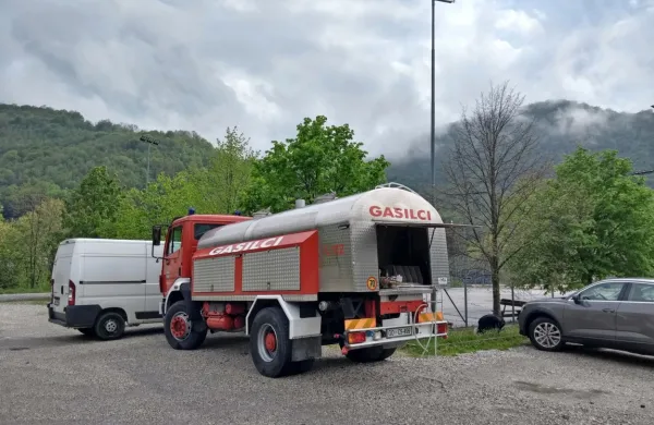 Cisterna s pitno vodo v vasi je rešitev v sili, na katero bodo 
domačini najbrž obsojeni še 
nekaj dni. 