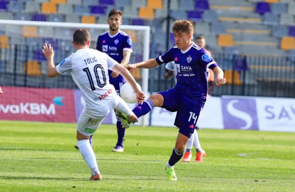 Tabor (v belem dresu) rabi točko za obstanek, Maribor pa zmago za 
skok na vrh.