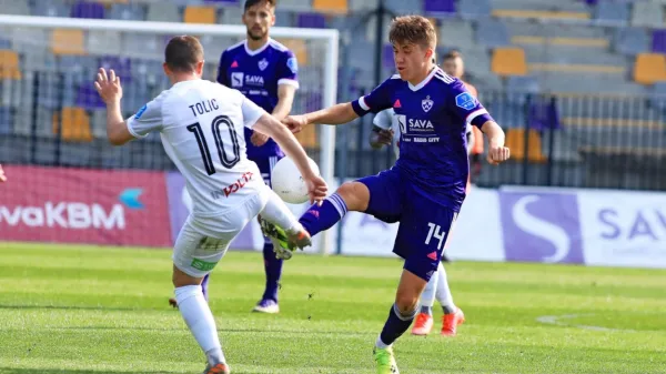 Tabor (v belem dresu) rabi točko za obstanek, Maribor pa zmago za 
skok na vrh.