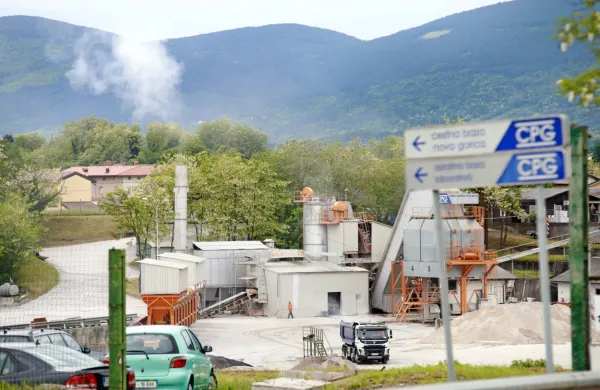 Na včerajšnjem svetu severnoprimorske regije, ki mu predseduje 
bovški župan Valter Mlekuž, so se   župani v zadnji točki  seznanili 
tudi s problematiko asfaltne baze v Vrtojbi.
