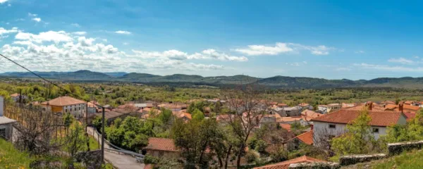 Razgled z vrha tomajskega hriba na Tomaj, proti Sežani in naprej 
proti morju.