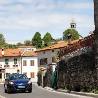 Ko se iz sežanske smeri pripeljemo v Tomaj, se splača povzpeti do 
cerkve sv. sv. Petra in Pavla na vrhu hriba, izpred katere se odpre 
razgled na Kras.  