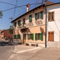 V Tomaju so se rodili ali živeli tudi   Albin Kjuder,  Pavel Knobel, 
Anton Ukmar,  Pavel Pupis,   Anton Černe,   Matija Sila,  Viktor Šonc,  
dr. Mira Cenčič, Josip Osti.