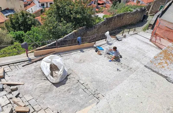 V delu Adamičeve ulice proti Pusterli te dni poteka suho fugiranje 
s peskom. 
